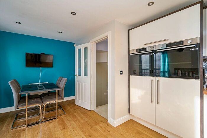 5 Bedroom Town House For Sale In Meadow Croft, Drighlington, BD11