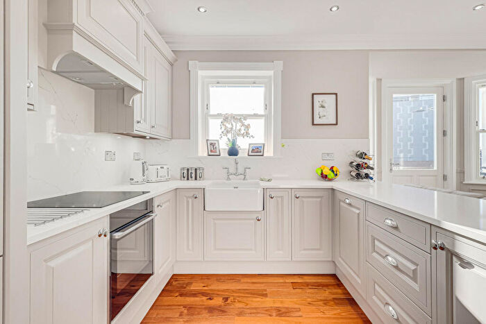 2 Bedroom Apartment For Sale In Station Road, Westcliff On Sea, SS0