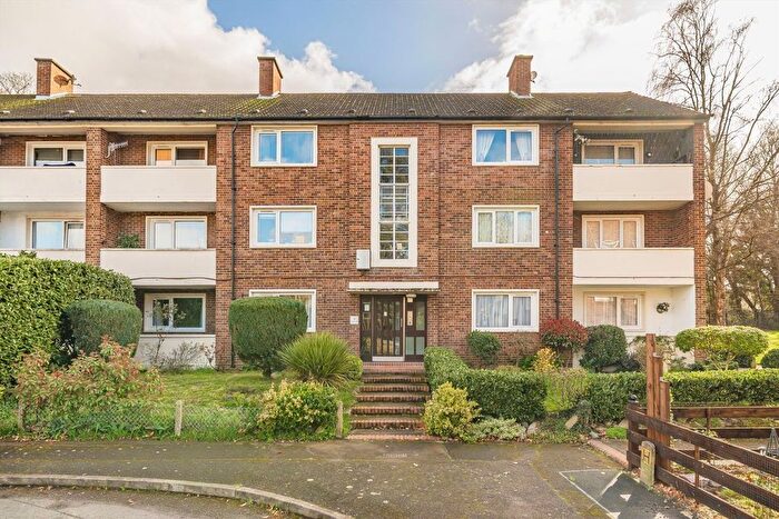1 Bedroom Flat For Sale In Summers Close, Weybridge, KT13