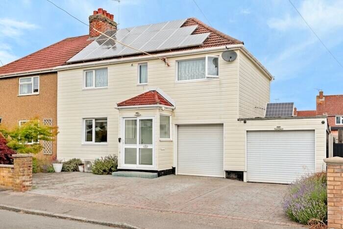 3 Bedroom Semi-Detached House For Sale In Glebe Road, Ongar, CM5