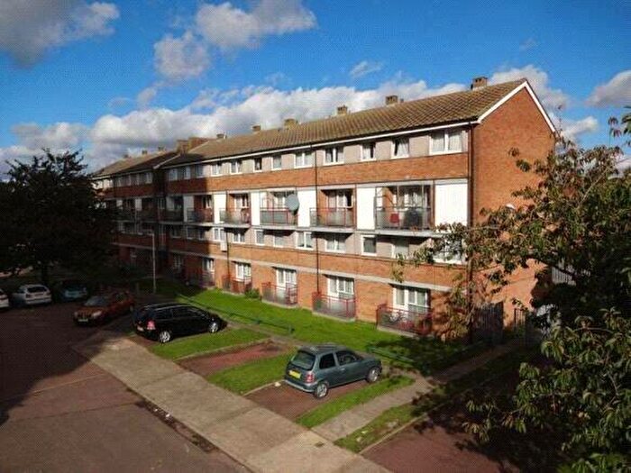 3 Bedroom Maisonette For Sale In Glaisdale, Luton, Bedfordshire, LU4