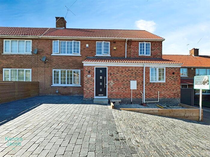 3 Bedroom Semi-Detached House For Sale In Knaton Road, Carlton-In-Lindrick, Worksop, S81