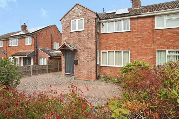 3 Bedroom Semi-Detached House For Sale In Wordsworth Road, Rugby, CV22