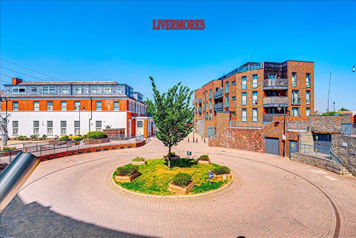 2 Bedroom Flat For Sale In Townhall Square, Crayford, Dartford, DA1