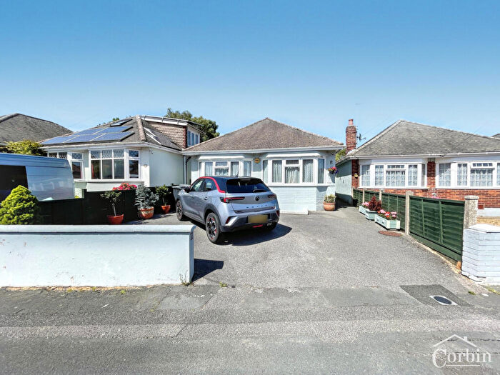 3 Bedroom Chalet For Sale In Walliscott Road, Bournemouth, BH11
