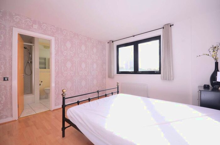 2 Bedroom Flat To Rent In Ocean Wharf, Docklands, London, E14