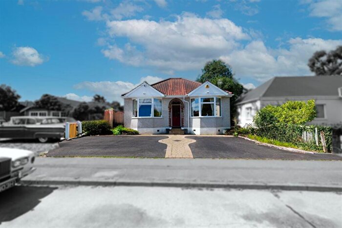 3 Bedroom Detached Bungalow For Sale In Albert Drive, Basildon, SS15