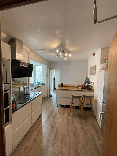 6 Bedroom House To Rent In Gwydr Crescent, Uplands, SA2