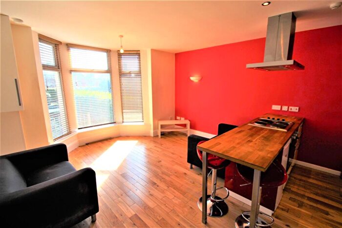 2 Bedroom Flat To Rent In Inglewood Terrace, Woodhouse, Leeds, West Yorkshire, LS6