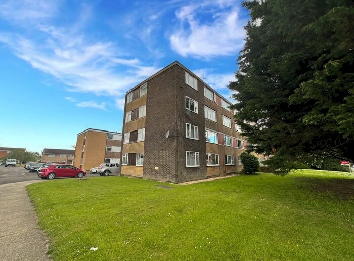 2 Bedroom Flat To Rent In Bishops Walk, Aylesbury, HP21