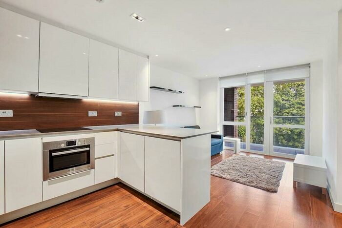 Apartment To Rent In Devan Grove, London, N4