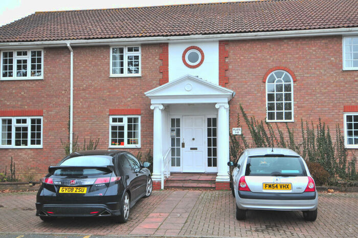 2 Bedroom Flat To Rent In St Nicholas Court, Pound Hill, Three Bridges, RH10