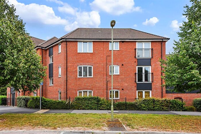 2 Bedroom Flat For Sale In Hadleigh Close, Andover, SP11