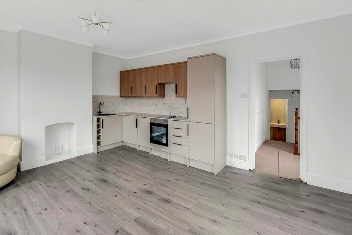 2 Bedroom Flat To Rent In Ashville Road, London, E11