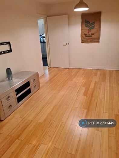 2 Bedroom Flat To Rent In Eagle Heights, London, SW11