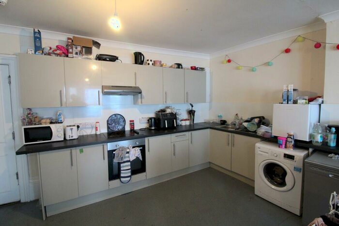 8 Bedroom Flat To Rent In Kings Road, BN1