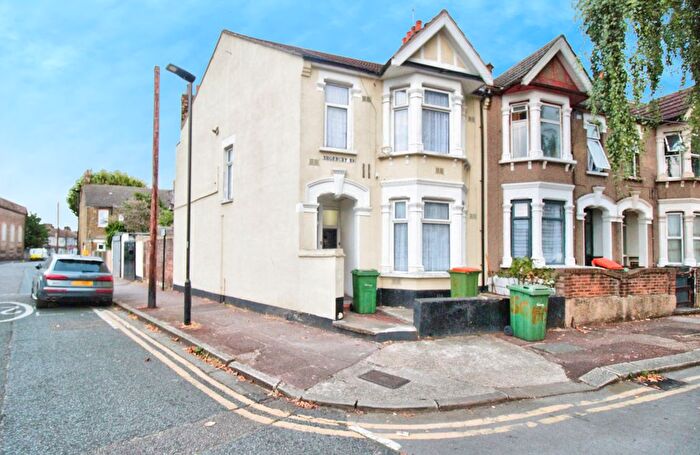 2 Bedroom Flat To Rent In Shoebury Road, London, E6