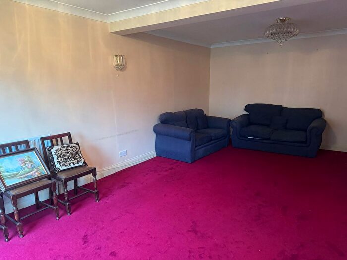5 Bedroom Semi-Detached House To Rent In Munster Avenue, Hounslow, TW4