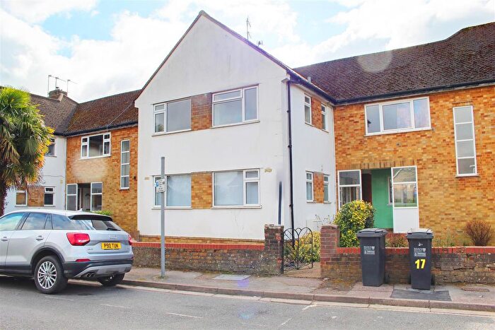 2 Bedroom Maisonette For Sale In Station Close, Brookmans Park, AL9