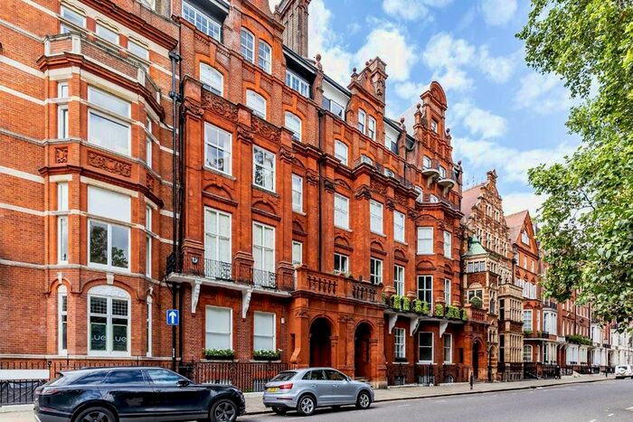 2 Bedroom Flat To Rent In Cadogan Square, London, SW1X