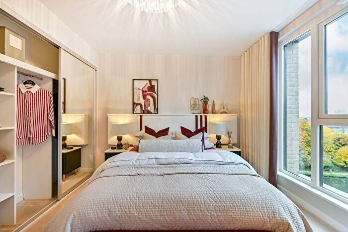 2 Bedroom Flat For Sale In Hayes Village, Hayes, UB3