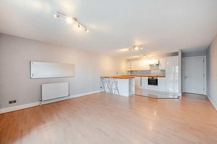 2 Bedroom Flat To Rent In Hamilton House, Victory Place, Narrow Street, E14