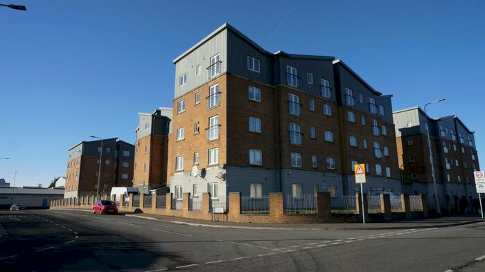 1 Bedroom Flat To Rent In Moorhead Close, Splott, Cardiff, CF24