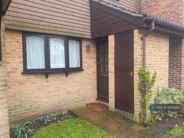 1 Bedroom Flat To Rent In Brooklands Road, Weybridge, KT13