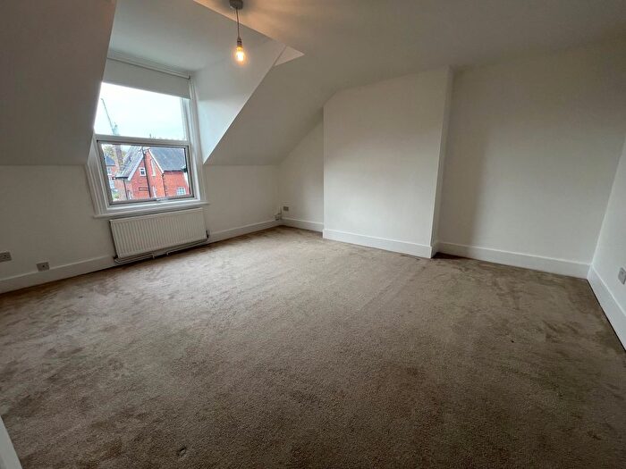 2 Bedroom Flat To Rent In Avenue Gardens, Acton, London, W3