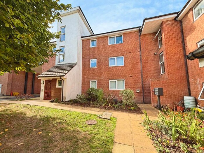 2 Bedroom Flat For Sale In Parsons Close, Aldershot, GU11