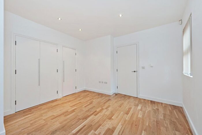 2 Bedroom Property To Rent In Woodside Park Road, London, N12