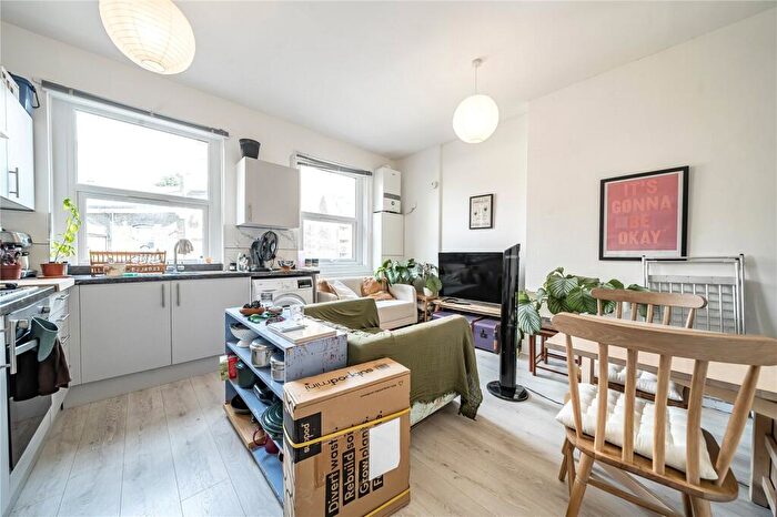 2 Bedroom Flat To Rent In Cricketfield Road, Hackney, London, E5