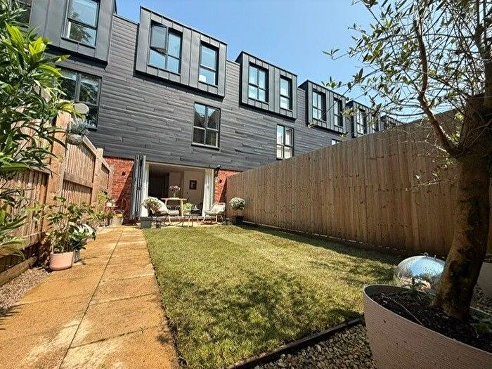 4 Bedroom Mews To Rent In Irvine Way, Prenton, CH43