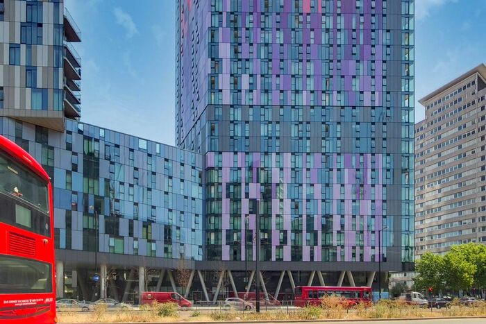 3 Bedroom Flat To Rent In Saffron Central Square, Croydon, CR0