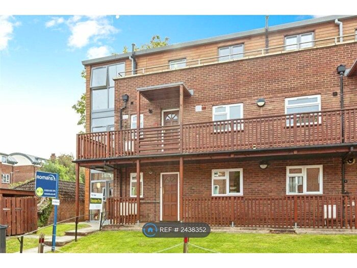 2 Bedroom Flat To Rent In Courtlands, Maidenhead, SL6
