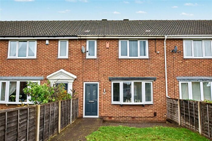 3 Bedroom Town House For Sale In Bruntcliffe Road, Morley, Leeds, West Yorkshire, LS27