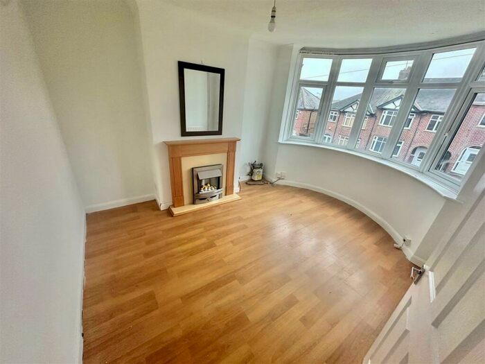 3 Bedroom Semi-Detached House To Rent In Strathmore Avenue, Luton, LU1