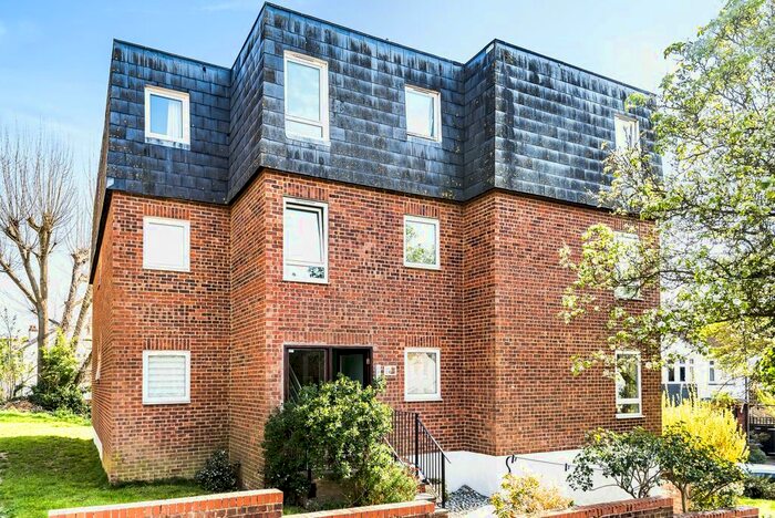 2 Bedroom Flat To Rent In High View Road, London SE19