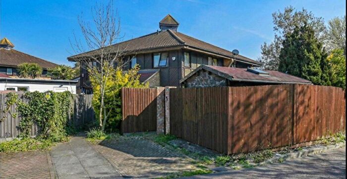 2 Bedroom House For Sale In Friars Mead, Isle Of Dogs, E14