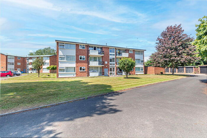 2 Bedroom Apartment To Rent In Yarningdale, Shirley, B90