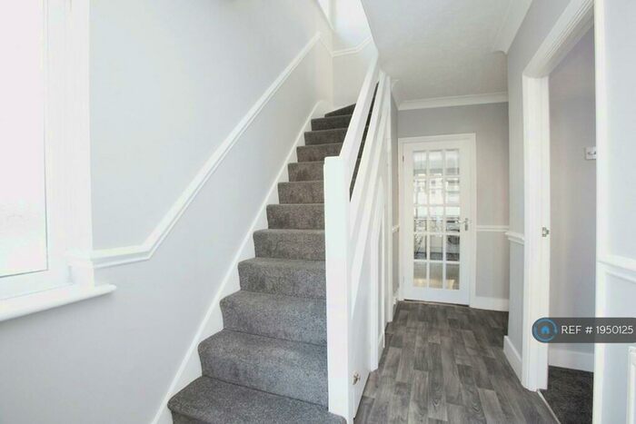 3 Bedroom Semi-Detached House To Rent In Amesbury Drive, Chingford, E4