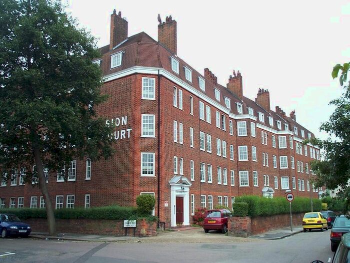 3 Bedroom Flat To Rent In Richmond Road, Twickenham TW1