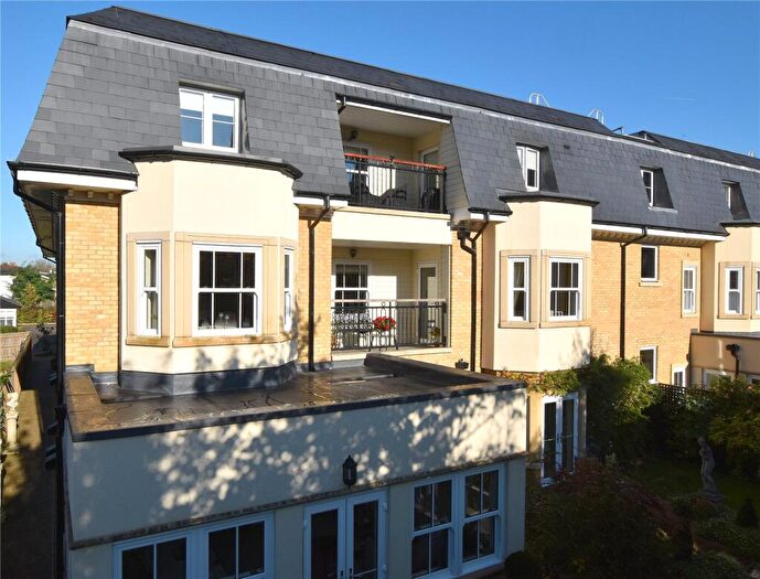 3 Bedroom Apartment For Sale In Portsmouth Road, Cobham, KT11