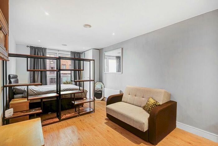 Studio To Rent In Townmead Road, London, SW6