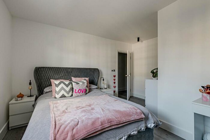 2 Bedroom Apartment To Rent In Mill Lane, West Hampstead, NW6