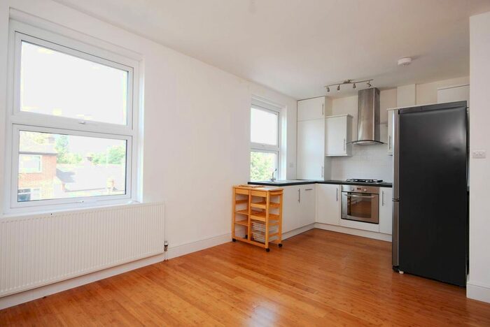 3 Bedroom Flat To Rent In Garratt Lane, Earlsfield, London, SW17
