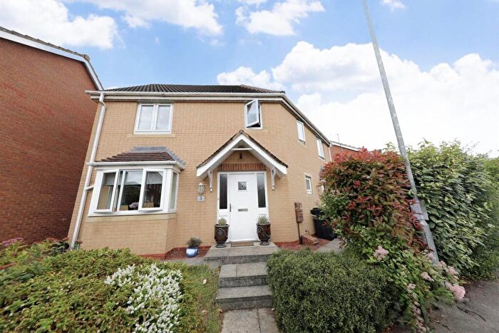 4 Bedroom Link Detached House For Sale In Dovestone Way, Kingswood, Hull, HU7