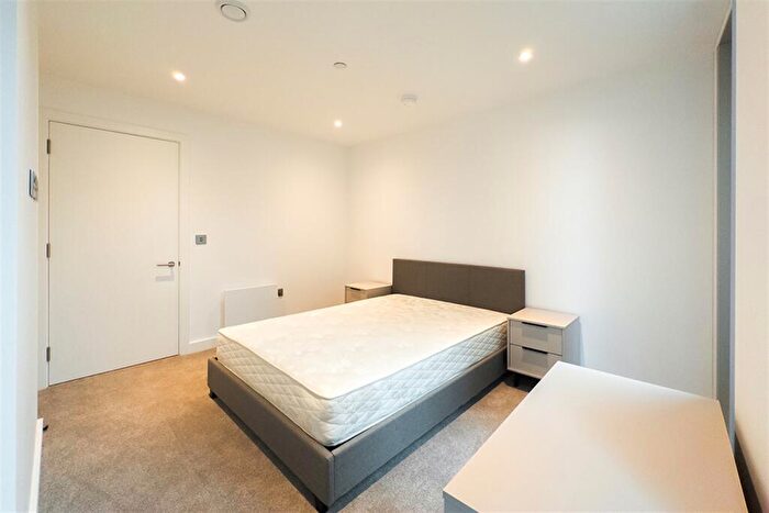 2 Bedroom Apartment To Rent In The Blade, M15