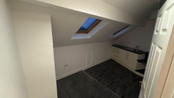 1 Bedroom Flat To Rent In Flat, Parkfield Grove, Beeston, Leeds, LS11