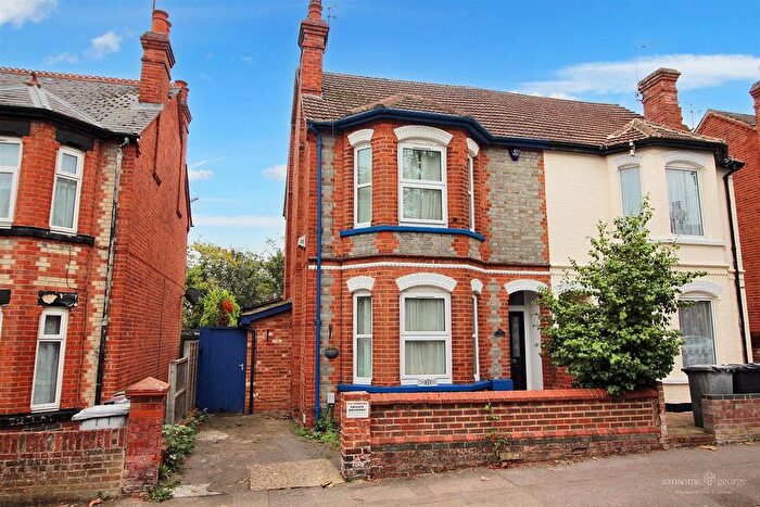 4 Bedroom Semi-detached House For Sale In Wantage Road, Reading, RG30